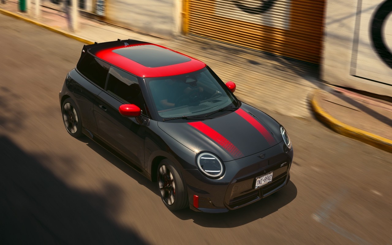 „MINI Cooper JCW E“ Pasiūlymo kaina 45 810 Eur.